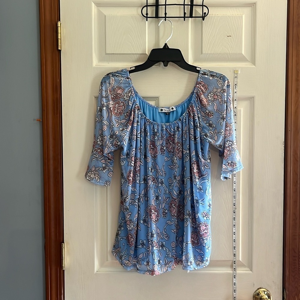 Wilde-M-light blue floral-flutter sleeves, pull over, round neckline, blouse/top